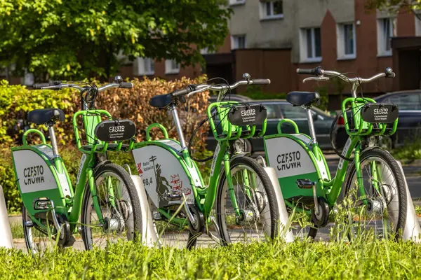 Czestochowa, Silezya Voyvoda, Polonya - 7 Mayıs 2025 Şehir Bisiklet Kiralama, bisiklet parkı