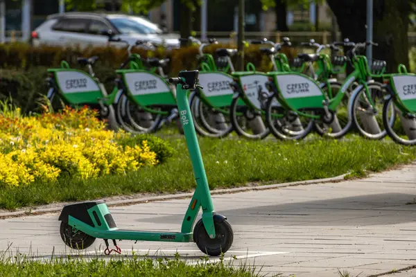 Czestochowa, Silezya Voyvoda, Polonya - 7 Mayıs 2025 elektrikli scooter kiralama, elektrik taşıma araçları
