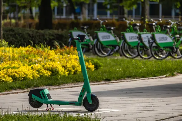 Czestochowa, Silezya Voyvoda, Polonya - 7 Mayıs 2025 elektrikli scooter kiralama, elektrik taşıma araçları