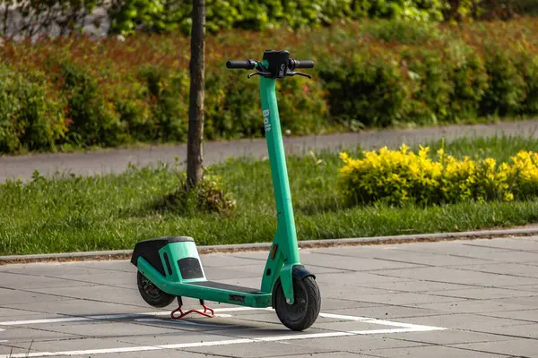 Czestochowa, Silezya Voyvoda, Polonya - 7 Mayıs 2025 elektrikli scooter kiralama, elektrik taşıma araçları