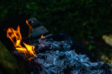 Eski belgeleri yakmak, hizmetlerin yaktığı gizli belgeler, izleri silmek.