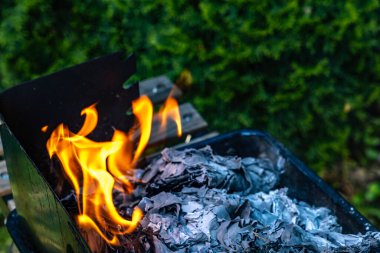 Eski belgeleri yakmak, hizmetlerin yaktığı gizli belgeler, izleri silmek.