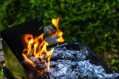 Eski belgeleri yakmak, hizmetlerin yaktığı gizli belgeler, izleri silmek.