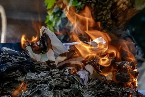 Eski belgeleri yakmak, hizmetlerin yaktığı gizli belgeler, izleri silmek.