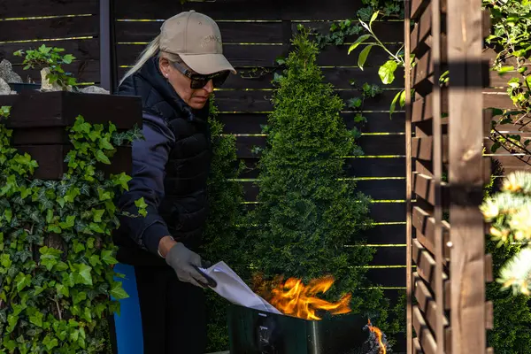 Eski belgeleri yakmak, hizmetlerin yaktığı gizli belgeler, izleri silmek.