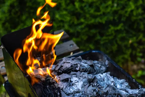 Eski belgeleri yakmak, hizmetlerin yaktığı gizli belgeler, izleri silmek.