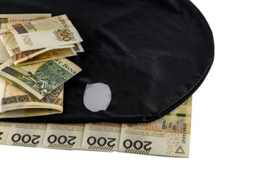 Suçlunun yüzünü maskelemek, çalıntı para, kumarhane kazançları, para transferi.