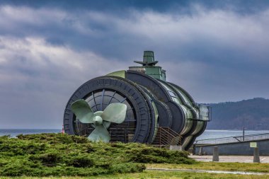 Yeşil Batiscafhe, Gdynia 'yı ziyaret eden turistler için bir cazibe, Gdyni rıhtımındaki bir denizaltı.
