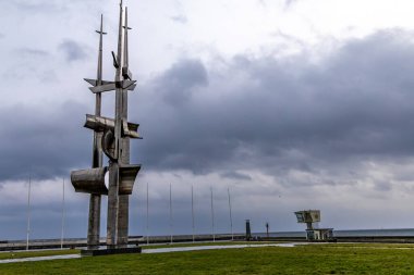 Gdynia, Polonya, 1 Ocak 2025 - Gdynia 'daki Güney İskelesi Jozef Conrad Korzeniowski Anıtı