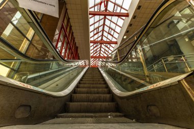 Czestochowa, Silezya Voyvoda, Polonya, 17 Mayıs 2025 - ana tren istasyonu ve tren istasyonu, yıkıma ayrılmış istasyon binası, terk edilmiş binalar ve tesisin yıkımı
