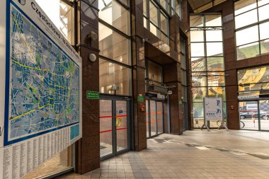 Czestochowa, Silezya Voyvoda, Polonya, 17 Mayıs 2025 - ana tren istasyonu ve tren istasyonu, yıkıma ayrılmış istasyon binası, terk edilmiş binalar ve tesisin yıkımı