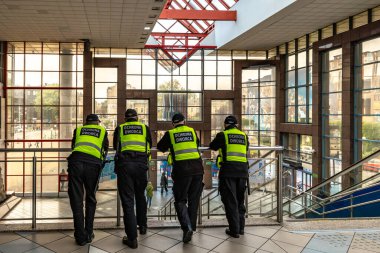 Czestochowa, Silezya Voyvoda, Polonya, 17 Mayıs 2025 - ana tren istasyonu ve tren istasyonu, yıkıma ayrılmış istasyon binası, terk edilmiş binalar ve tesisin yıkımı