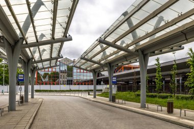 Czestochowa, Silezya Voyvoda, Polonya, 17 Mayıs 2025 - ana tren istasyonu ve tren istasyonu, yıkıma ayrılmış istasyon binası, terk edilmiş binalar ve tesisin yıkımı