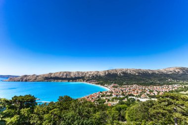 Baska 'dan mezarlığa ve St. John Kilisesi' ne uzanan turistik patika, Baska Kilisesi harabeleri, yukarıdan şehir manzarası, KR adasında plajı olan bir panorama.