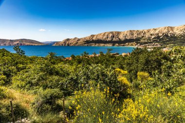 Baska 'dan mezarlığa ve St. John Kilisesi' ne uzanan turistik patika, Baska Kilisesi harabeleri, yukarıdan şehir manzarası, KR adasında plajı olan bir panorama.