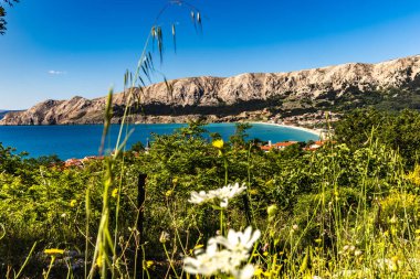 Baska 'dan mezarlığa ve St. John Kilisesi' ne uzanan turistik patika, Baska Kilisesi harabeleri, yukarıdan şehir manzarası, KR adasında plajı olan bir panorama.
