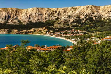 Baska 'dan mezarlığa ve St. John Kilisesi' ne uzanan turistik patika, Baska Kilisesi harabeleri, yukarıdan şehir manzarası, KR adasında plajı olan bir panorama.