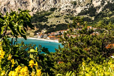 Baska 'dan mezarlığa ve St. John Kilisesi' ne uzanan turistik patika, Baska Kilisesi harabeleri, yukarıdan şehir manzarası, KR adasında plajı olan bir panorama.