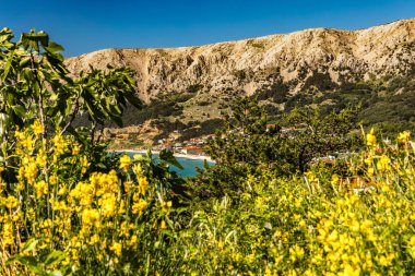 Baska 'dan mezarlığa ve St. John Kilisesi' ne uzanan turistik patika, Baska Kilisesi harabeleri, yukarıdan şehir manzarası, KR adasında plajı olan bir panorama.