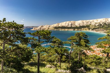 Baska 'dan mezarlığa ve St. John Kilisesi' ne uzanan turistik patika, Baska Kilisesi harabeleri, yukarıdan şehir manzarası, KR adasında plajı olan bir panorama.