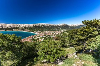 Baska 'dan mezarlığa ve St. John Kilisesi' ne uzanan turistik patika, Baska Kilisesi harabeleri, yukarıdan şehir manzarası, KR adasında plajı olan bir panorama.