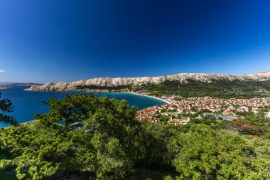 Baska 'dan mezarlığa ve St. John Kilisesi' ne uzanan turistik patika, Baska Kilisesi harabeleri, yukarıdan şehir manzarası, KR adasında plajı olan bir panorama.