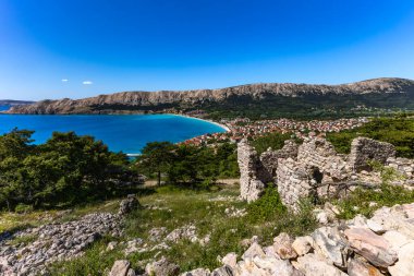 Baska 'dan mezarlığa ve St. John Kilisesi' ne uzanan turistik patika, Baska Kilisesi harabeleri, yukarıdan şehir manzarası, KR adasında plajı olan bir panorama.