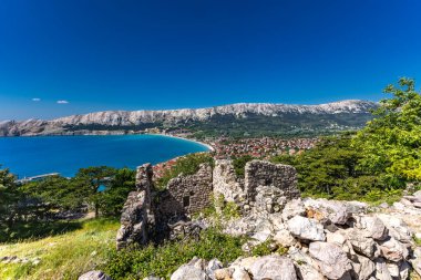 Baska 'dan mezarlığa ve St. John Kilisesi' ne uzanan turistik patika, Baska Kilisesi harabeleri, yukarıdan şehir manzarası, KR adasında plajı olan bir panorama.