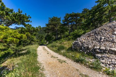 Baska 'dan mezarlığa ve St. John Kilisesi' ne uzanan turistik patika, Baska Kilisesi harabeleri, yukarıdan şehir manzarası, KR adasında plajı olan bir panorama.