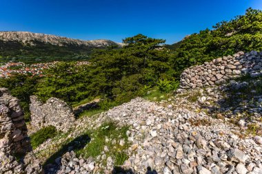 Baska 'dan mezarlığa ve St. John Kilisesi' ne uzanan turistik patika, Baska Kilisesi harabeleri, yukarıdan şehir manzarası, KR adasında plajı olan bir panorama.