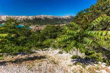 Baska 'dan mezarlığa ve St. John Kilisesi' ne uzanan turistik patika, Baska Kilisesi harabeleri, yukarıdan şehir manzarası, KR adasında plajı olan bir panorama.