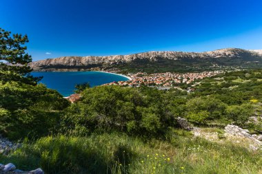 Baska 'dan mezarlığa ve St. John Kilisesi' ne uzanan turistik patika, Baska Kilisesi harabeleri, yukarıdan şehir manzarası, KR adasında plajı olan bir panorama.