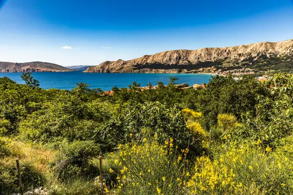 Baska 'dan mezarlığa ve St. John Kilisesi' ne uzanan turistik patika, Baska Kilisesi harabeleri, yukarıdan şehir manzarası, KR adasında plajı olan bir panorama.