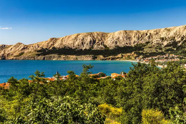 Baska 'dan mezarlığa ve St. John Kilisesi' ne uzanan turistik patika, Baska Kilisesi harabeleri, yukarıdan şehir manzarası, KR adasında plajı olan bir panorama.