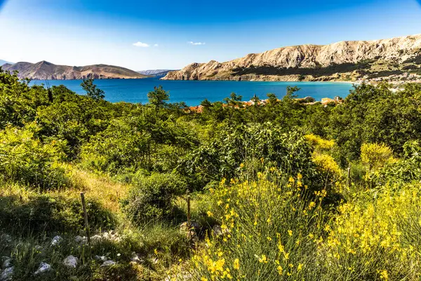 Baska 'dan mezarlığa ve St. John Kilisesi' ne uzanan turistik patika, Baska Kilisesi harabeleri, yukarıdan şehir manzarası, KR adasında plajı olan bir panorama.