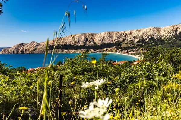 Baska 'dan mezarlığa ve St. John Kilisesi' ne uzanan turistik patika, Baska Kilisesi harabeleri, yukarıdan şehir manzarası, KR adasında plajı olan bir panorama.