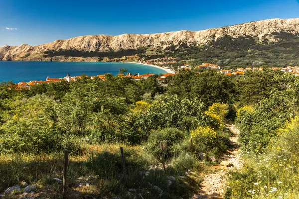 Baska 'dan mezarlığa ve St. John Kilisesi' ne uzanan turistik patika, Baska Kilisesi harabeleri, yukarıdan şehir manzarası, KR adasında plajı olan bir panorama.