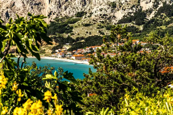 Baska 'dan mezarlığa ve St. John Kilisesi' ne uzanan turistik patika, Baska Kilisesi harabeleri, yukarıdan şehir manzarası, KR adasında plajı olan bir panorama.