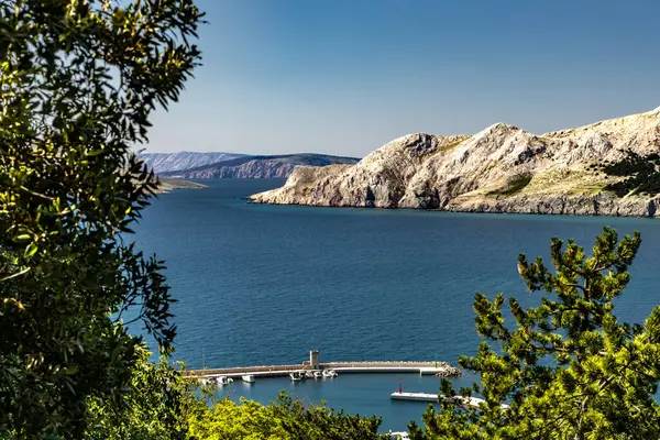 Baska 'dan mezarlığa ve St. John Kilisesi' ne uzanan turistik patika, Baska Kilisesi harabeleri, yukarıdan şehir manzarası, KR adasında plajı olan bir panorama.