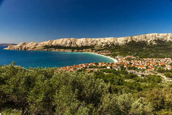 Baska 'dan mezarlığa ve St. John Kilisesi' ne uzanan turistik patika, Baska Kilisesi harabeleri, yukarıdan şehir manzarası, KR adasında plajı olan bir panorama.
