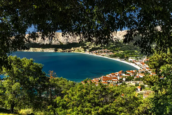 Baska 'dan mezarlığa ve St. John Kilisesi' ne uzanan turistik patika, Baska Kilisesi harabeleri, yukarıdan şehir manzarası, KR adasında plajı olan bir panorama.