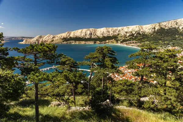 Baska 'dan mezarlığa ve St. John Kilisesi' ne uzanan turistik patika, Baska Kilisesi harabeleri, yukarıdan şehir manzarası, KR adasında plajı olan bir panorama.