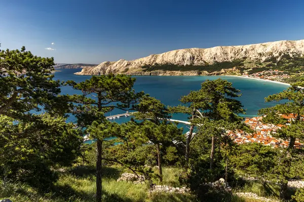 Baska 'dan mezarlığa ve St. John Kilisesi' ne uzanan turistik patika, Baska Kilisesi harabeleri, yukarıdan şehir manzarası, KR adasında plajı olan bir panorama.