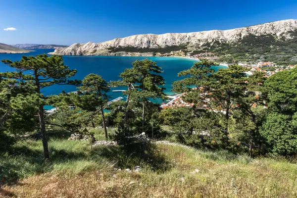 Baska 'dan mezarlığa ve St. John Kilisesi' ne uzanan turistik patika, Baska Kilisesi harabeleri, yukarıdan şehir manzarası, KR adasında plajı olan bir panorama.