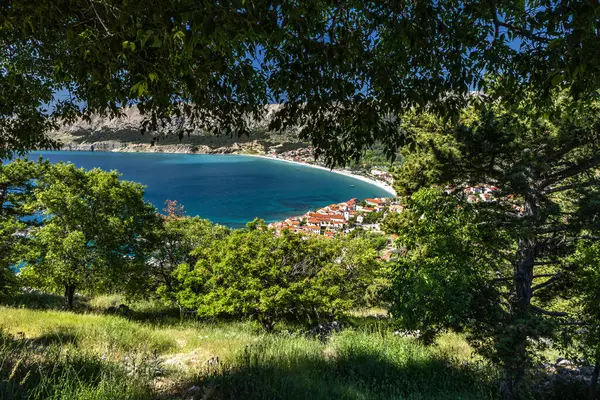 Baska 'dan mezarlığa ve St. John Kilisesi' ne uzanan turistik patika, Baska Kilisesi harabeleri, yukarıdan şehir manzarası, KR adasında plajı olan bir panorama.