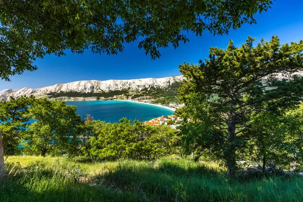 Baska 'dan mezarlığa ve St. John Kilisesi' ne uzanan turistik patika, Baska Kilisesi harabeleri, yukarıdan şehir manzarası, KR adasında plajı olan bir panorama.