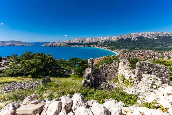 Baska 'dan mezarlığa ve St. John Kilisesi' ne uzanan turistik patika, Baska Kilisesi harabeleri, yukarıdan şehir manzarası, KR adasında plajı olan bir panorama.