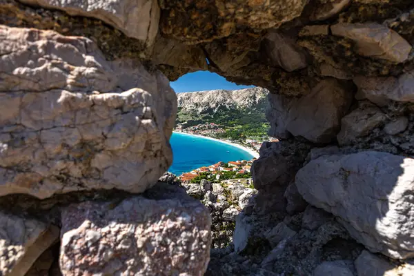 Baska 'daki eski kilisenin kalıntıları, bir tepede, KR' deki Baska kasabasının tepelerinde taş kalıntıları.