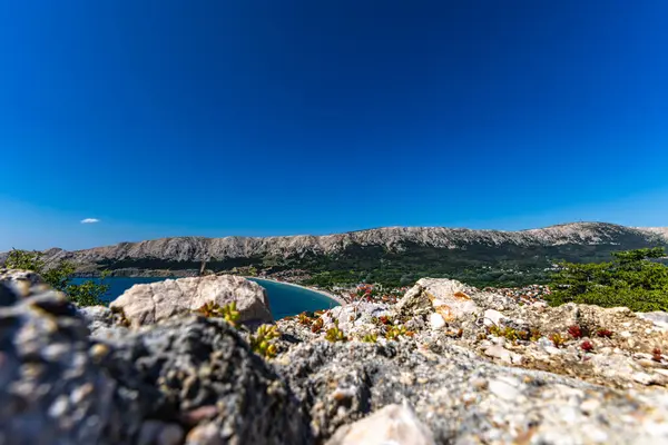 Baska 'dan mezarlığa ve St. John Kilisesi' ne uzanan turistik patika, Baska Kilisesi harabeleri, yukarıdan şehir manzarası, KR adasında plajı olan bir panorama.