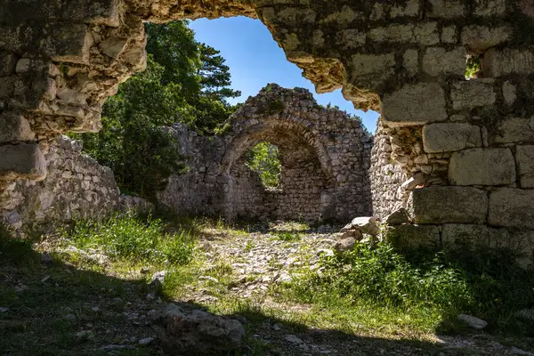Baska 'daki eski kilisenin kalıntıları, bir tepede, KR' deki Baska kasabasının tepelerinde taş kalıntıları.